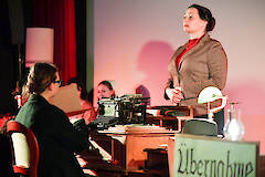 In einem Theaterstück in Spremberg wird die Geschichte von Elfriede und ihrer Familie erzählt. März 2026