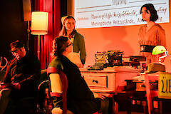 Jugendliche stellen in Spremberg mit einem Theaterstück die Geschichte von Henriette Fellinger dar. Auf dem Bild Henriette (rechts) und Elly Schönfeld (links), März 2026