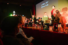 Jugendliche stellen in Spremberg mit einem Theaterstück die Familiengeschichte dar. Auf dem Bild Hans-Joachim (links), Elfriede (stehend) und Lieselore Rulla (rechts), März 2026