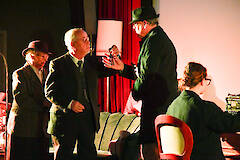 In einem Theaterstück in Spremberg wird die Geschichte von Nathan und Ellen Bernfeld erzählt. Hier händigen Sie in der Nacht vom 9. November ihre Schlüssel aus. März 2026