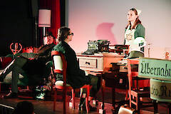 Jugendliche stellen in Spremberg mit einem Theaterstück die Geschichte von Elly Schönfeld dar. März 2026