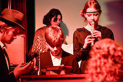 Jugendliche stellen in Spremberg mit einem Theaterstück die Familiengeschichte dar. Auf dem Bild Fritz Levy (Mitte) und Ursula Weil geb. Heimann (mit der Flöte), März 2026