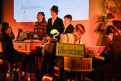 Jugendliche stellen in Spremberg mit einem Theaterstück die Familiengeschichte dar. Auf dem Bild Erna und Max Heimann (links und Mitte) und Fritz Levy (rechts), März 2026