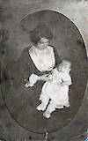 Erna Heimann mit Tochter Ursula, 1905