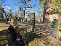 Die Darstellerinnen des Theaterstücks an Hillel Fuks Grabstein, März 2026