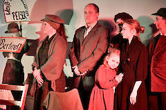 Jugendliche stellen in Spremberg mit einem Theaterstück die Familiengeschichte dar. Auf dem Bild Hilde Fuks (rechts, im schwarzen Kleid) und Evi Fuks (kleines Mädchen), März 2026