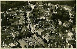 Innenstadt Sprembergs 1920er Jahre, auf der linken Straßenseite der Langen Straße in der Mitte lässt sich die Geschäftsaufschrift "Louis Peiser" am Haus erkennen