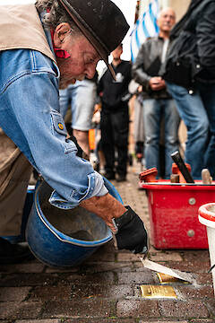 Gunter Demnig verlegt die STOLPERSTEINE für Nathan und Ellen Bernfeld