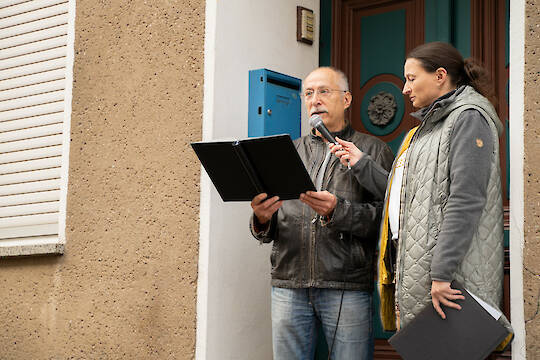 Die Biografie von den Bernfelds wird verlesen