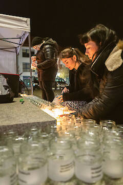Für jede Person wird ein Licht angezündet.