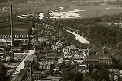 Gartenstraße 1930er Jahre (linker Bildrand), rechts unten das Gymnasium, links danebn die Tuchfabrik Levy