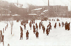 Blick vom Fußweg an der Spree auf die Tuchfabrik, bevor Familie Levy sie übernahm, 1907