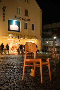 Am Kino leuchtet eine Gedenkkerze