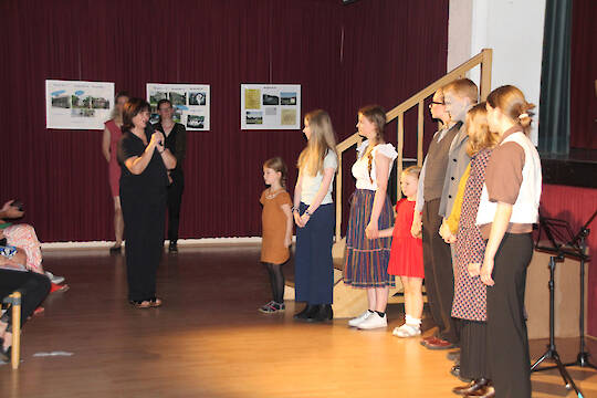 Die Bürgermeisterin dankt den Darsteller*innen.