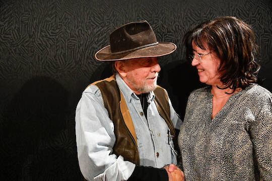 Künstler Gunter Demnig und Bürgermeisterin Christine Herntier